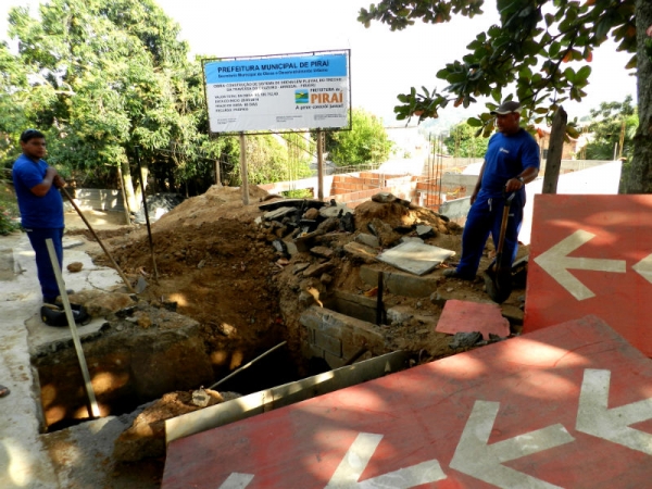 Construção de sistema de drenagem fluvial é feita em Arrozal