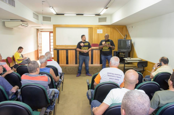 Secretaria de Transportes e Trânsito  informa taxistas sobre recadastramento e curso de reciclagem