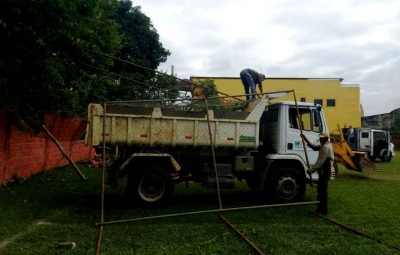 Prefeitura demole parte do alambrado em Arrozal