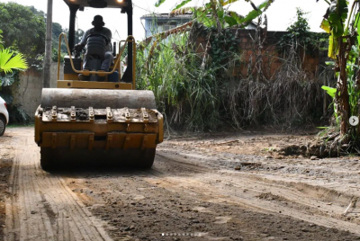 Trabalho de manutenção e reparação das estradas vicinais