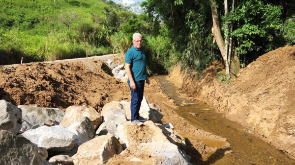 Prefeito acompanha obras de enrrocamento da estrada da Fazendinha