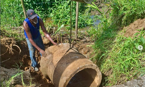 Infraestrutura em Foco: Secretaria Municipal de Serviços Públicos Realiza Manutenção na Estrada da Fazendinha em Piraí