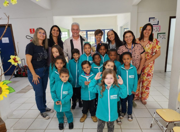 Entrega simbólica dos casacos de frio do uniforme escolar para os alunos da rede municipal de ensino