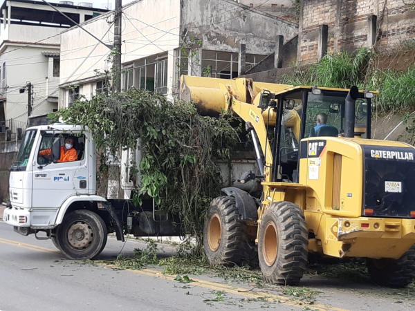 Prefeitura trabalha para resolver problemas provocados pela chuva de granizo do último sábado