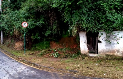 Entulho é depositado após mutirão de limpeza na Ponte das Laranjeiras