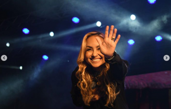 Bruna Karla Ilumina a Primeira Noite da Festa da Independência em Arrozal com Música e Adoração!