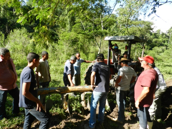 Curso de Operação e Manutenção de Trator Agrícola capacita 12 trabalhadores