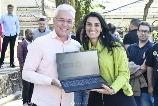 Foi dado início à distribuição de notebooks para professores, orientadores e diretores da rede municipal de ensino!