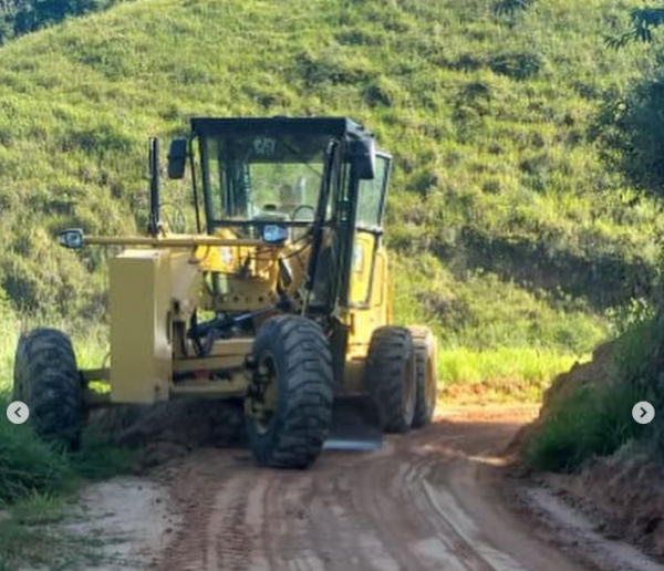 Manutenção de estradas vicinais e limpeza de bueiros na Estrada do Aterro