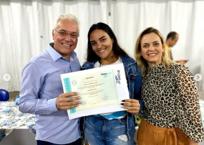 Entrega dos certificados de conclusão dos cursos de Assistente Administrativo e Assistente de Operações em Logística