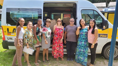 A secretaria de educação de Piraí, iniciou a entrega gratuita dos uniformes e mochilas para os alunos da rede municipal